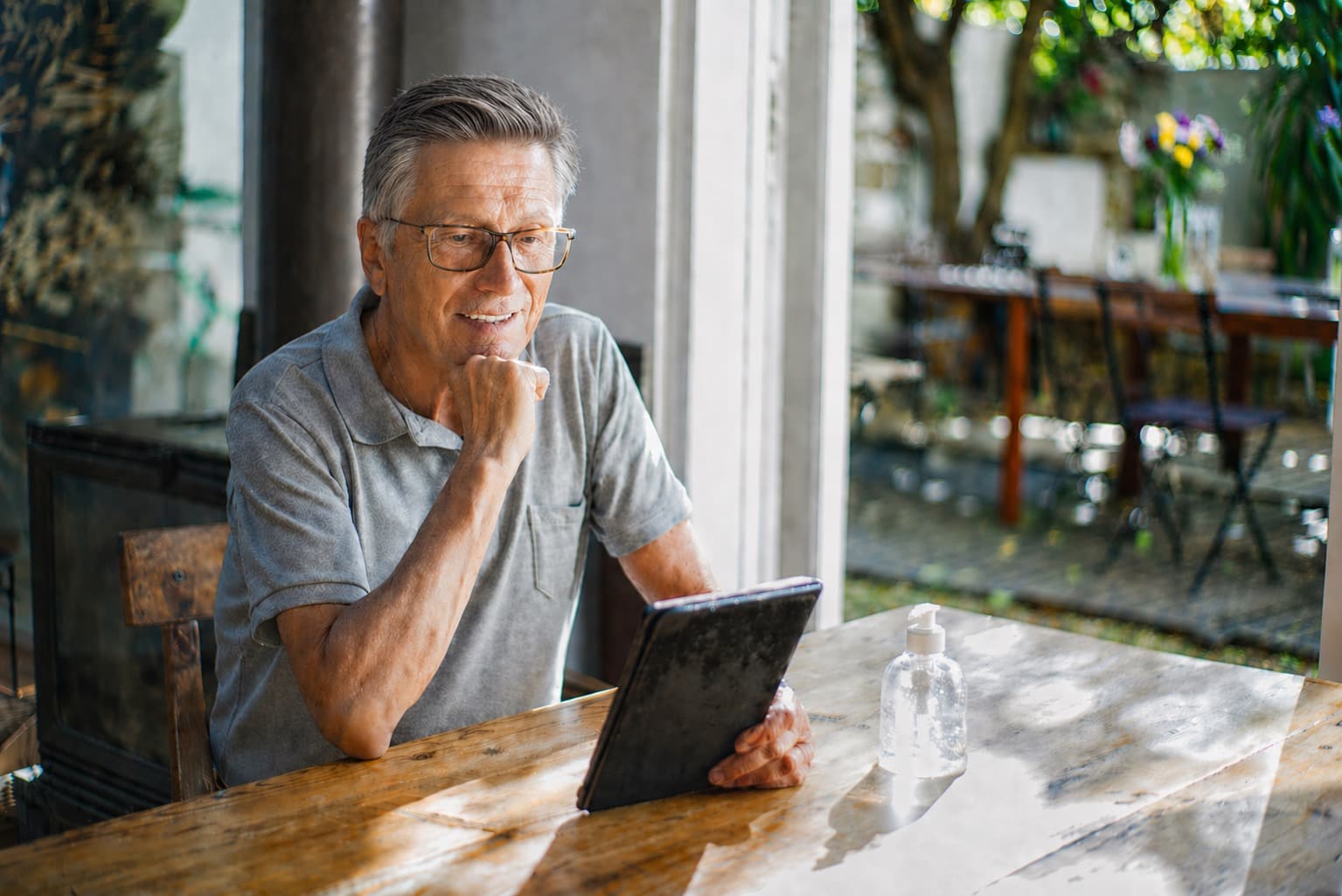 Photo 1 - Monsieur avec tablette